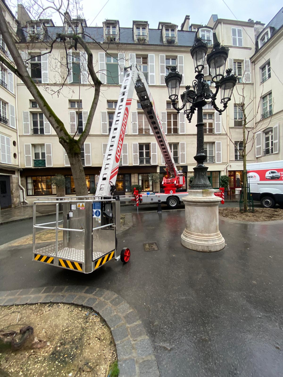 Nacelle élévatrice déployée sur une place parisienne